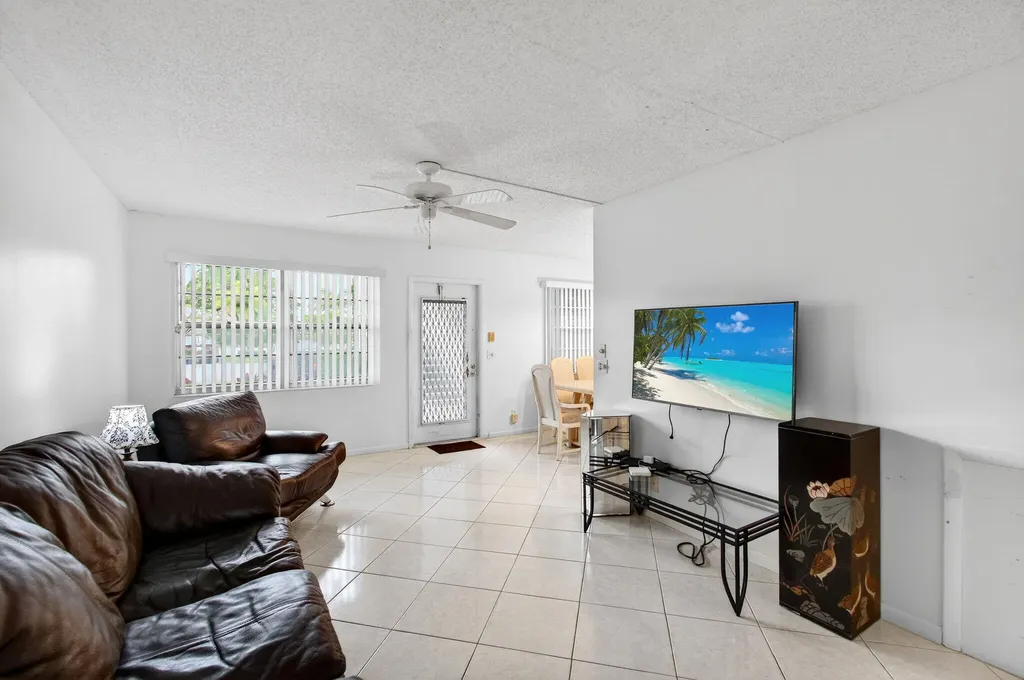 1009 Hythe A Boca Raton FL 33434