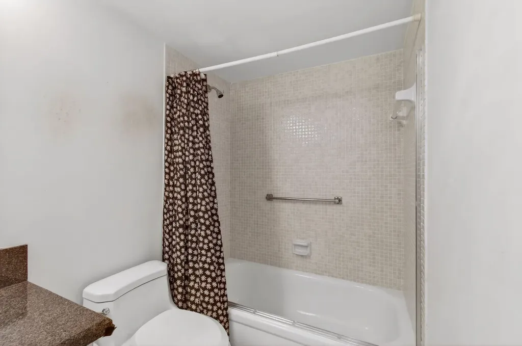 1009 Hythe A Boca Raton FL 33434