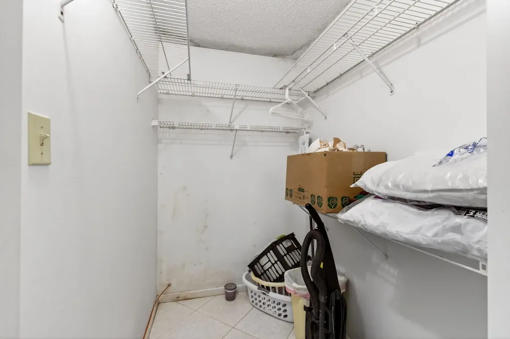 1009 Hythe A Boca Raton FL 33434