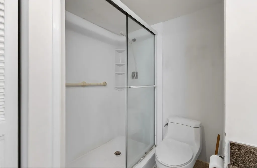 1009 Hythe A Boca Raton FL 33434