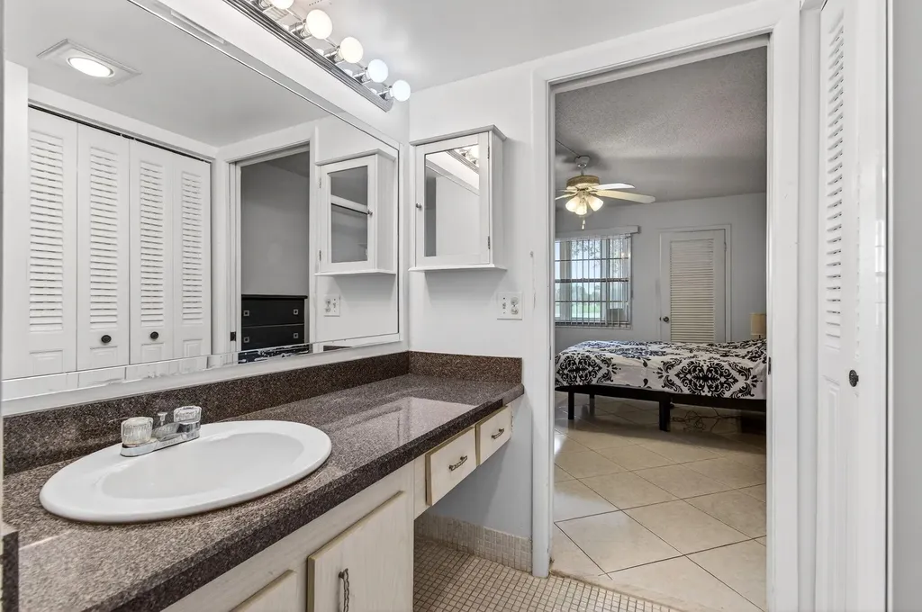 1009 Hythe A Boca Raton FL 33434