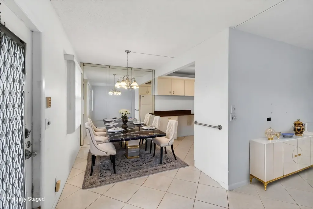 1009 Hythe A Boca Raton FL 33434