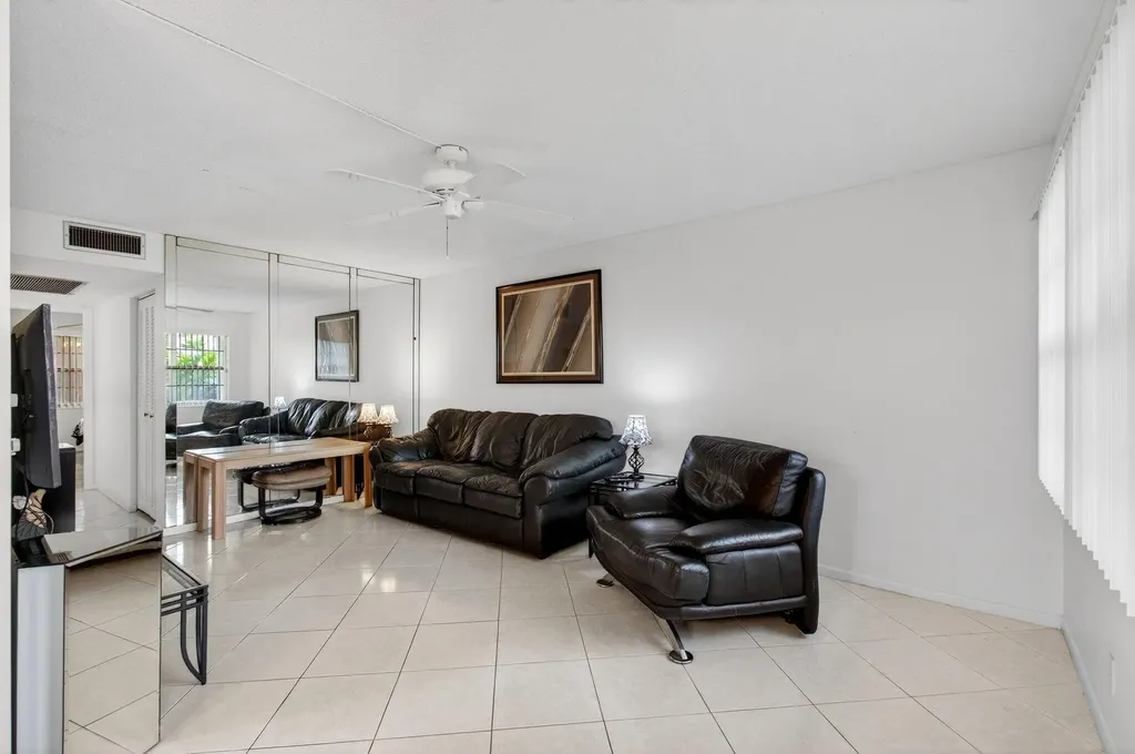 1009 Hythe A Boca Raton FL 33434