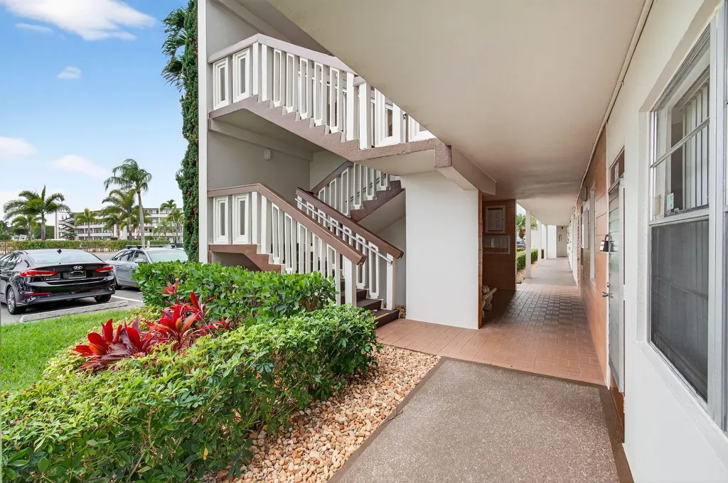 1009 Hythe A Boca Raton FL 33434