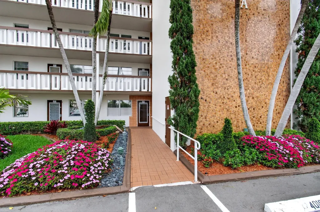 1009 Hythe A Boca Raton FL 33434