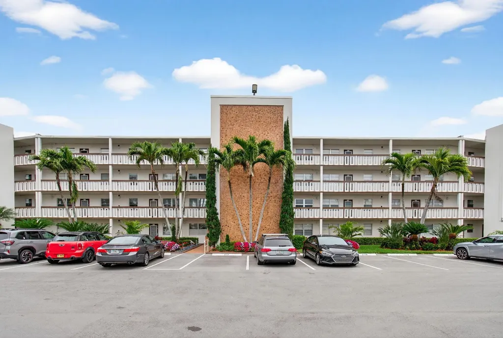 1009 Hythe A Boca Raton FL 33434