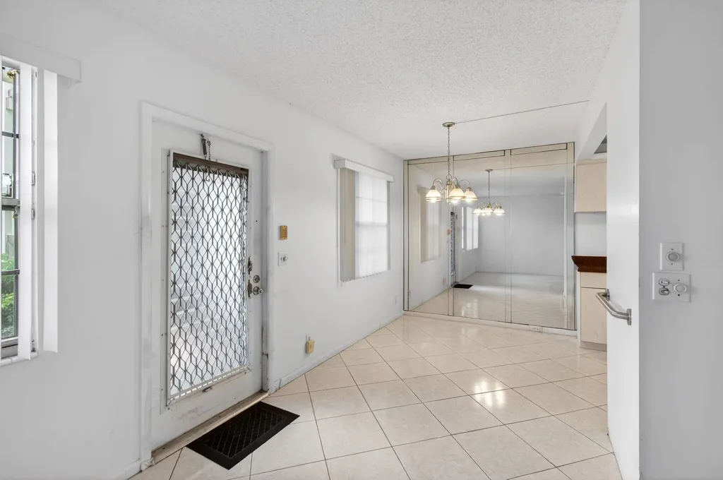 1009 Hythe A Boca Raton FL 33434