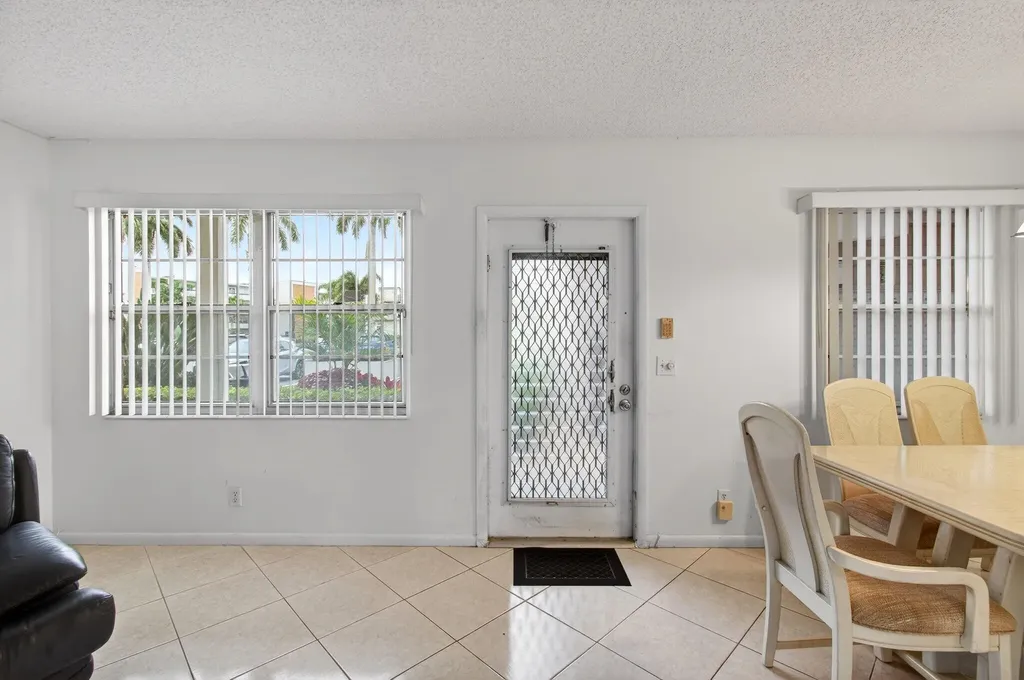 1009 Hythe A Boca Raton FL 33434