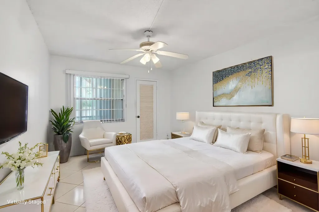 1009 Hythe A Boca Raton FL 33434