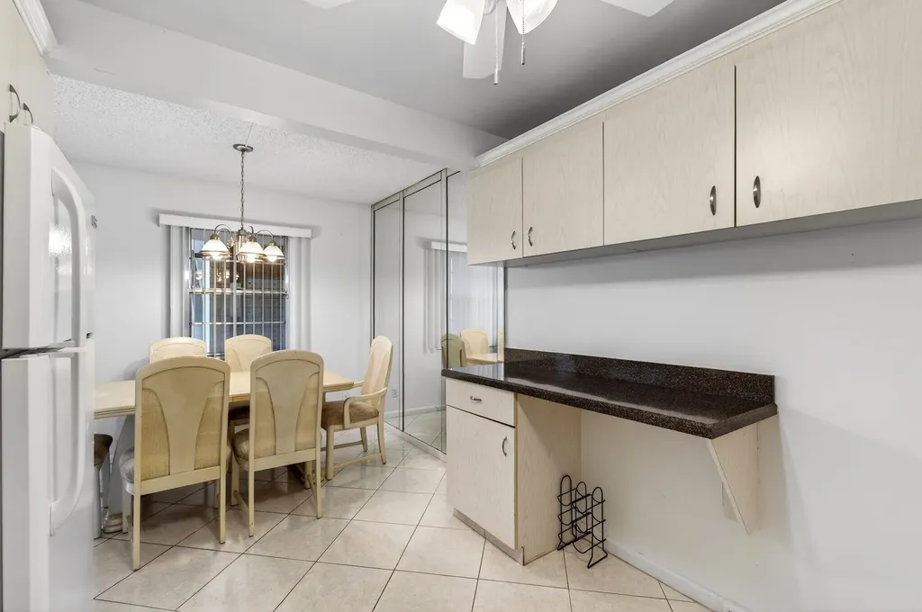 1009 Hythe A Boca Raton FL 33434