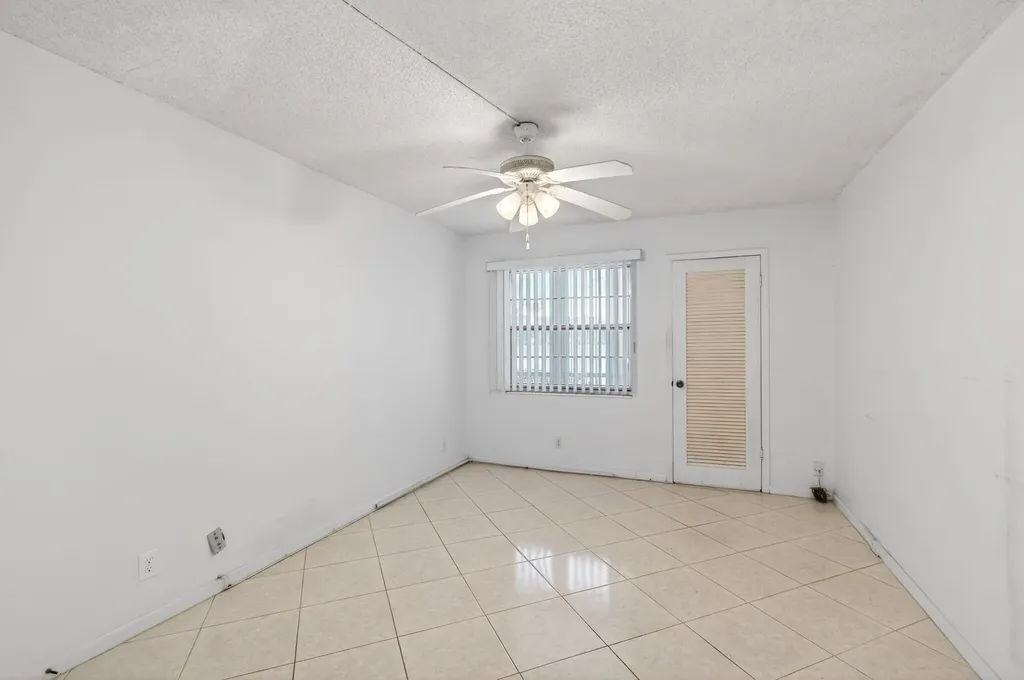 1009 Hythe A Boca Raton FL 33434