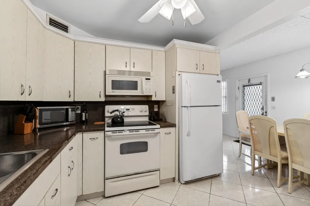 1009 Hythe A Boca Raton FL 33434