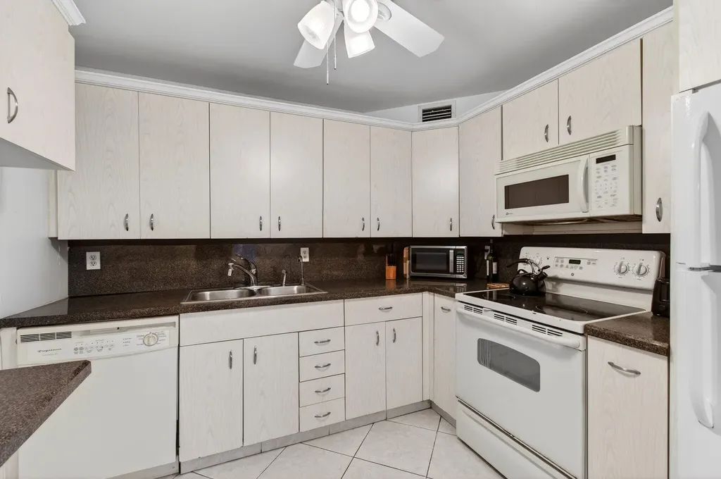 1009 Hythe A Boca Raton FL 33434