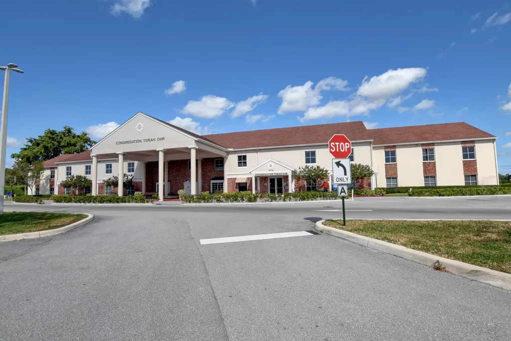 1009 Hythe A Boca Raton FL 33434