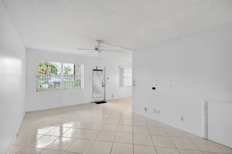 1009 Hythe A Boca Raton FL 33434