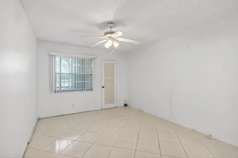 1009 Hythe A Boca Raton FL 33434