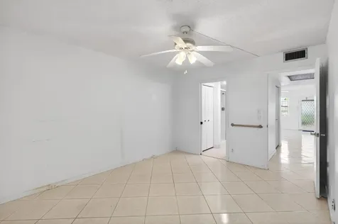 1009 Hythe A Boca Raton FL 33434