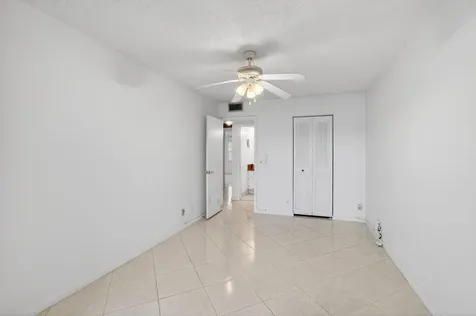 1009 Hythe A Boca Raton FL 33434