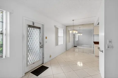 1009 Hythe A Boca Raton FL 33434