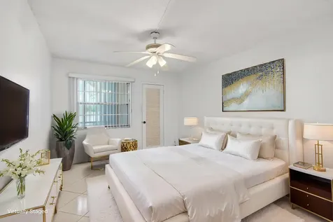 1009 Hythe A Boca Raton FL 33434
