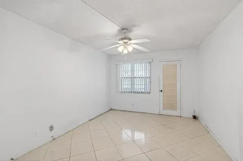 1009 Hythe A Boca Raton FL 33434