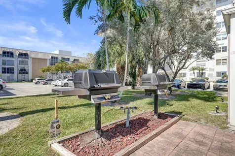 3040 NE 16th Avenue Oakland Park FL 33334