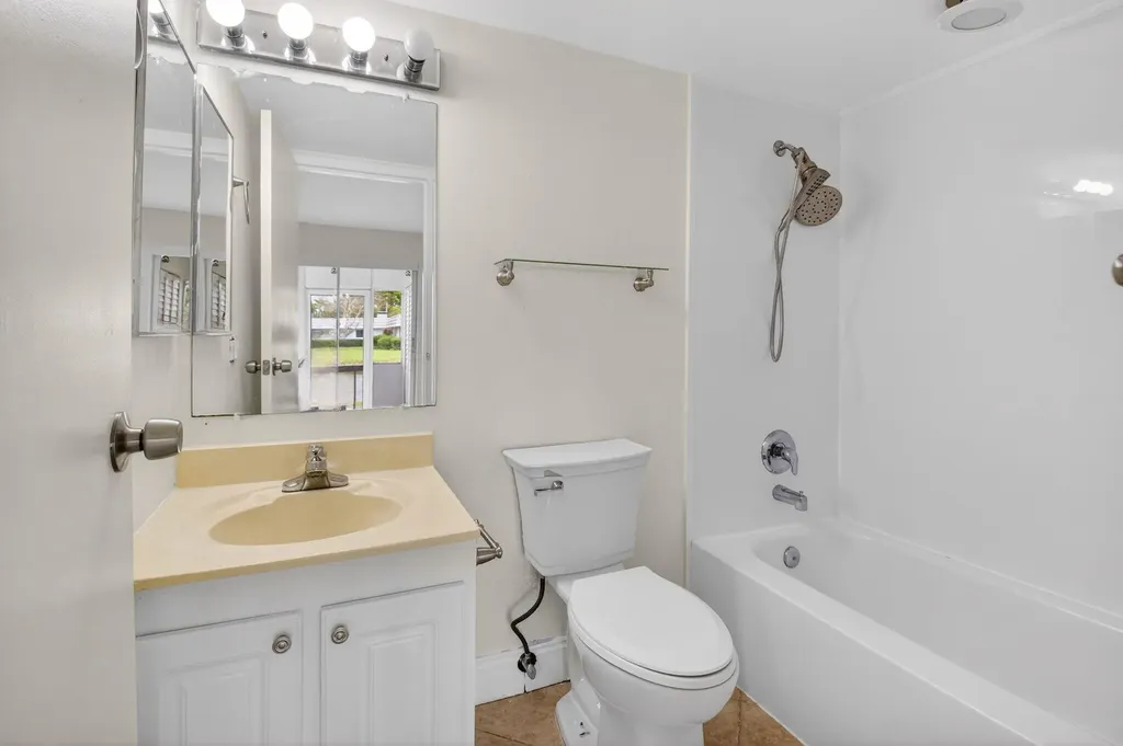 158 Valencia G Delray Beach FL 33446