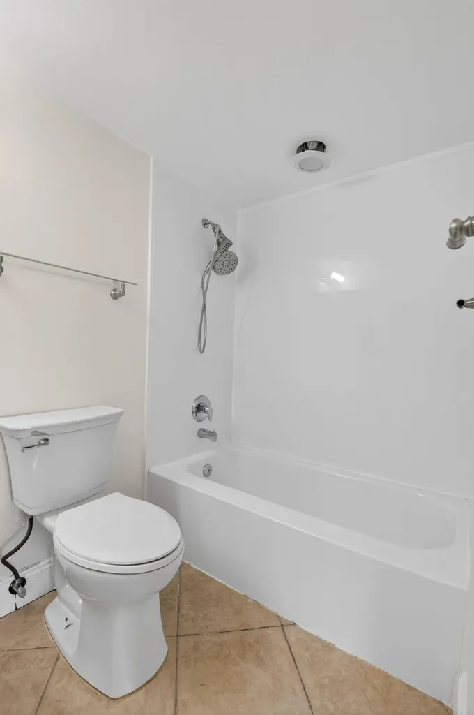 158 Valencia G Delray Beach FL 33446