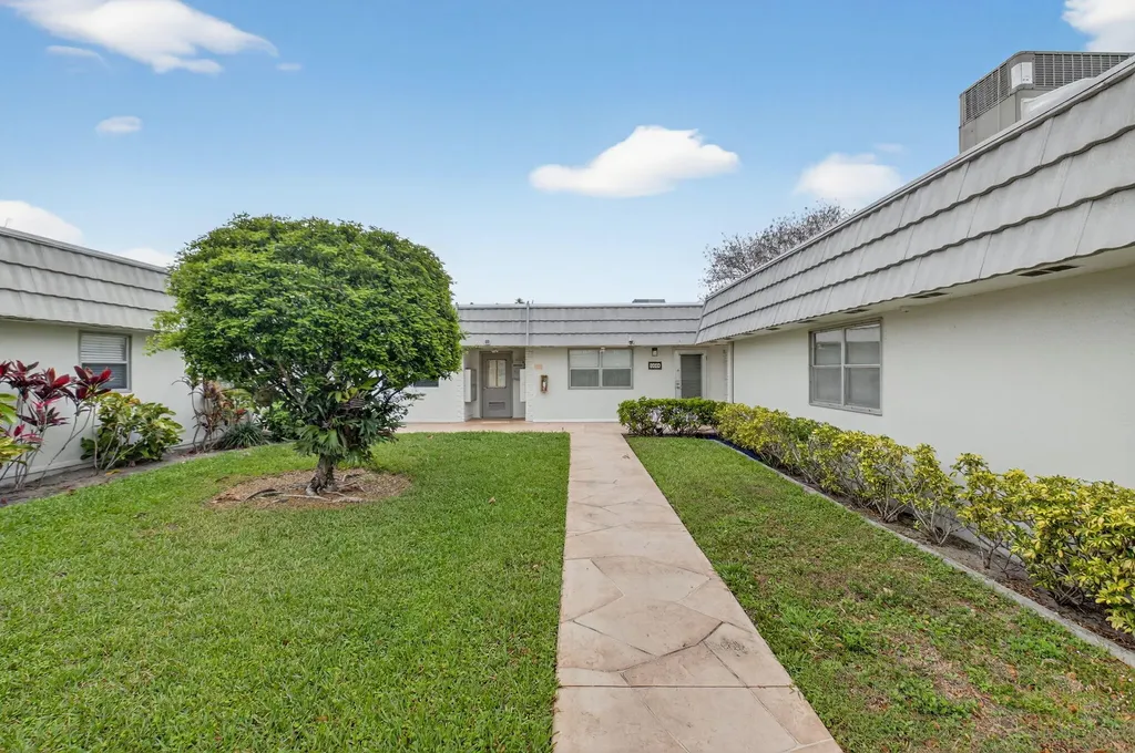 158 Valencia G Delray Beach FL 33446