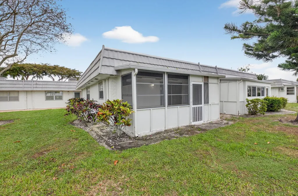 158 Valencia G Delray Beach FL 33446