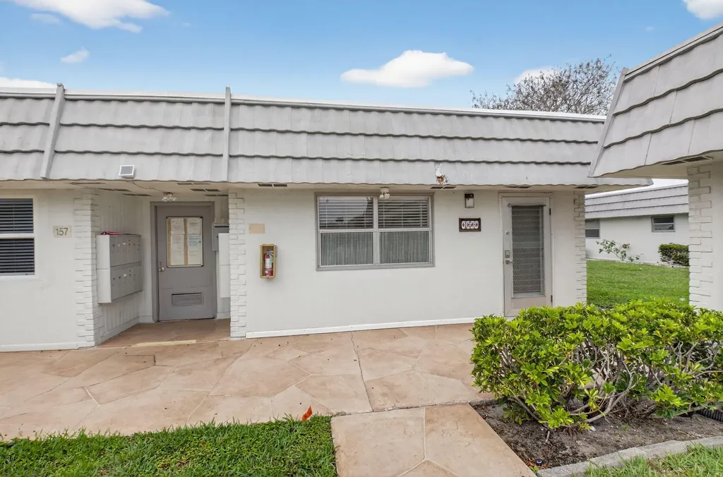 158 Valencia G Delray Beach FL 33446