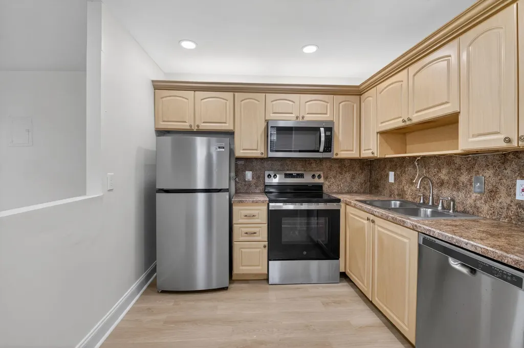 158 Valencia G Delray Beach FL 33446