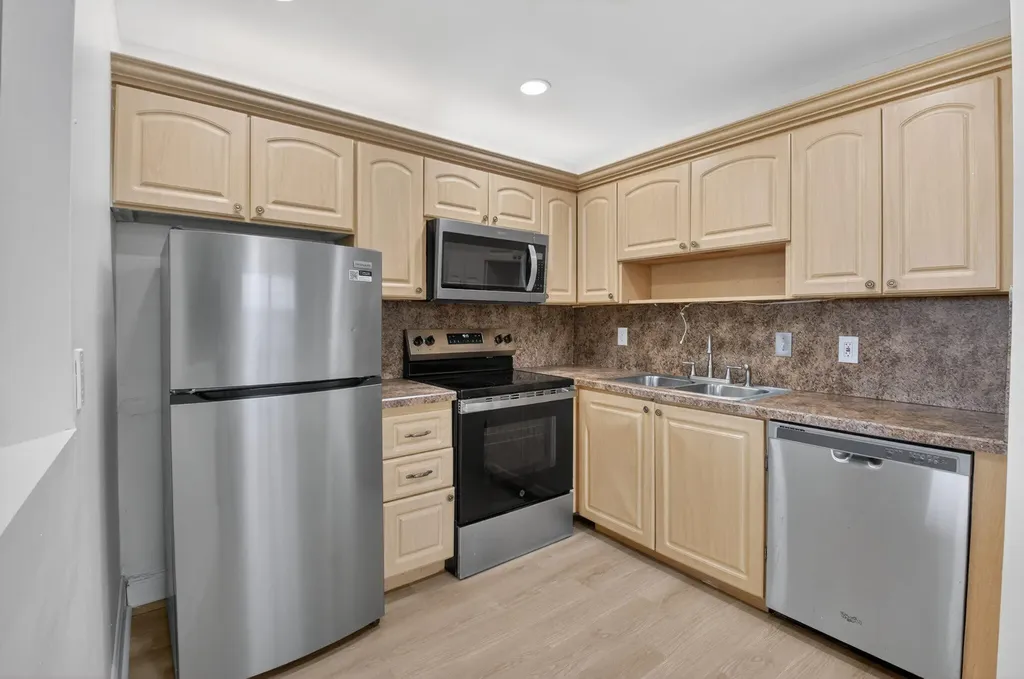 158 Valencia G Delray Beach FL 33446