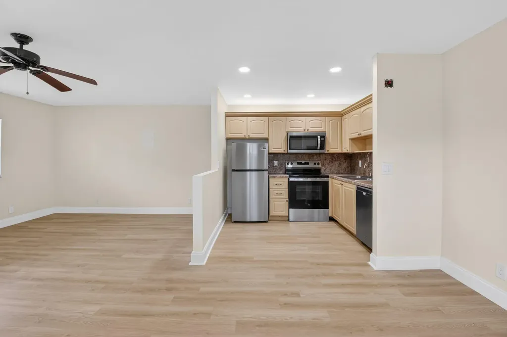 158 Valencia G Delray Beach FL 33446