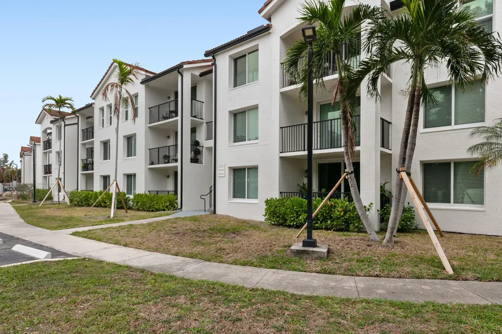 215 Villa Circle Boynton Beach FL 33435