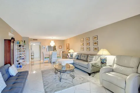 6866 Huntington Lane Delray Beach FL 33446