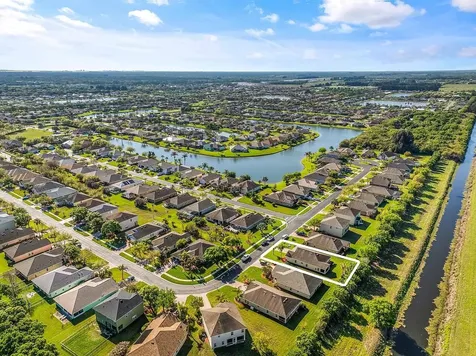 535 Valencia Circle SW Vero Beach FL 32968