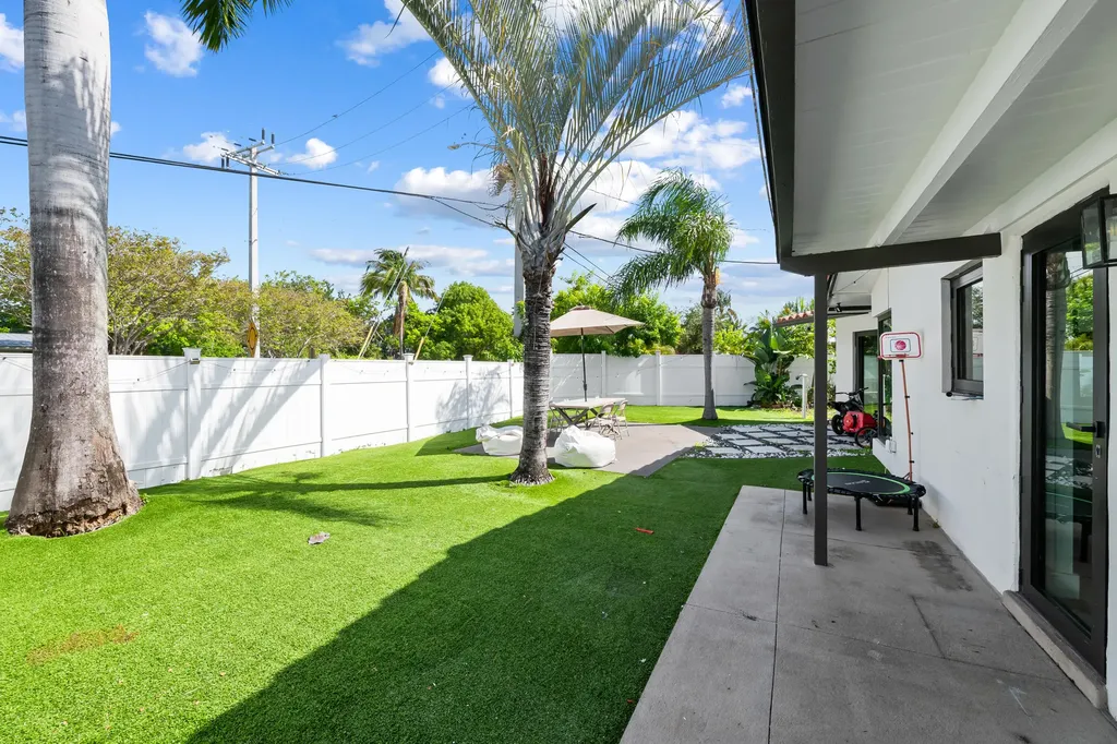 2601 NE 8th Court Pompano Beach FL 33062