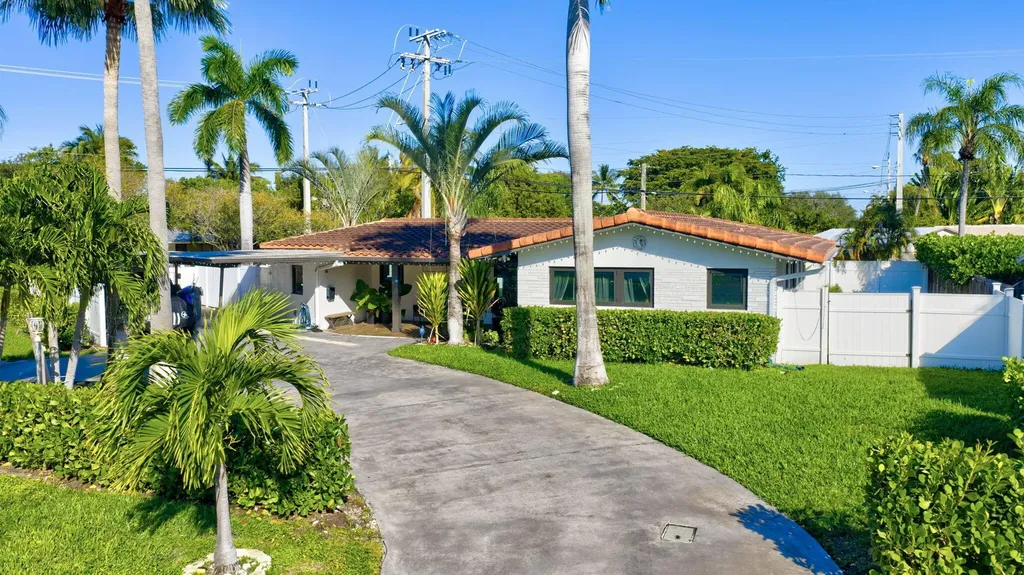 2601 NE 8th Court Pompano Beach FL 33062
