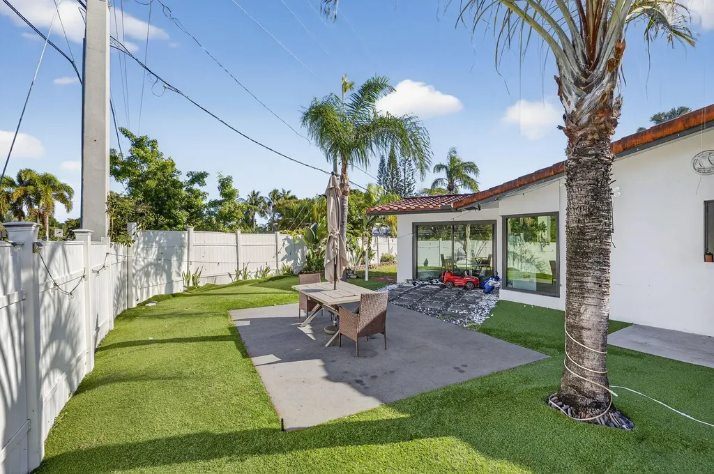 2601 NE 8th Court Pompano Beach FL 33062