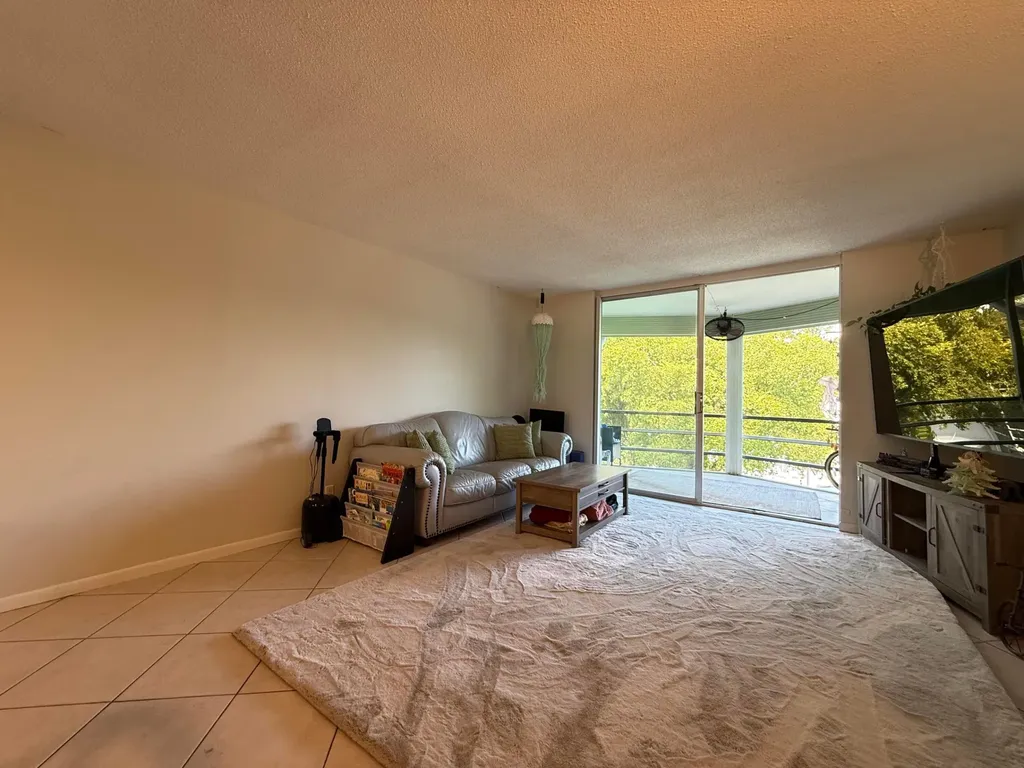 1040 SE 4th Avenue Deerfield Beach FL 33441