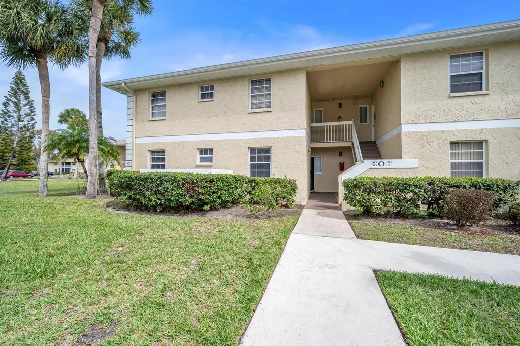 1552 SE Royal Green Circle Port St Lucie FL 34952