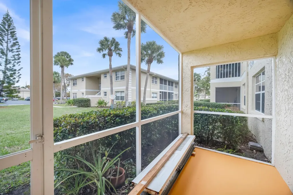 1552 SE Royal Green Circle Port St Lucie FL 34952