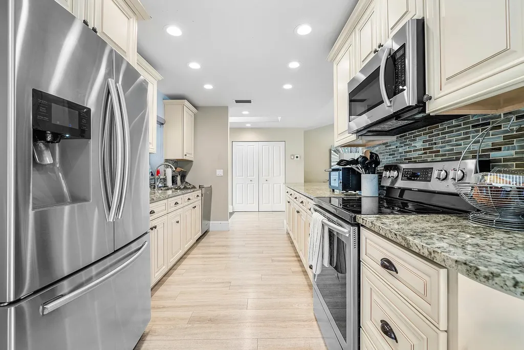 86 Cambridge Lane Boynton Beach FL 33436