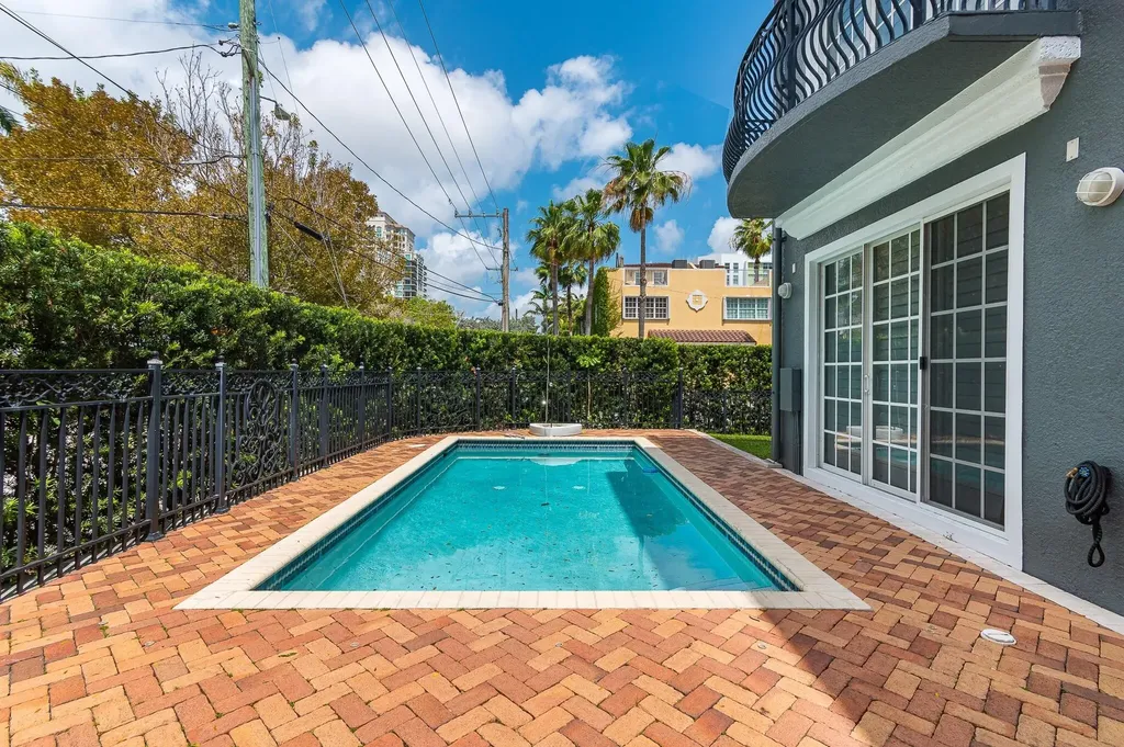 486 SW 5th Street Fort Lauderdale FL 33315
