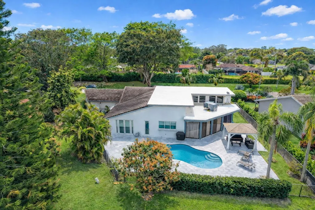 4869 Pineview Circle Delray Beach FL 33445