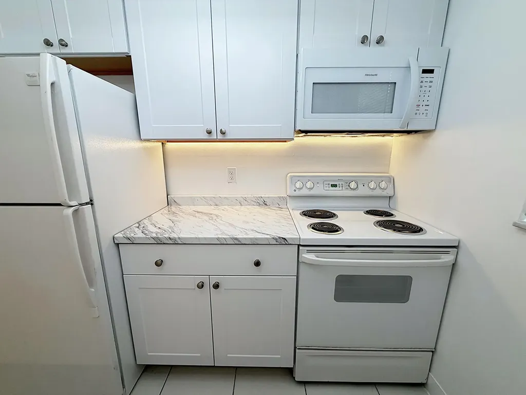 650 SW 2nd SW Boca Raton FL 33432