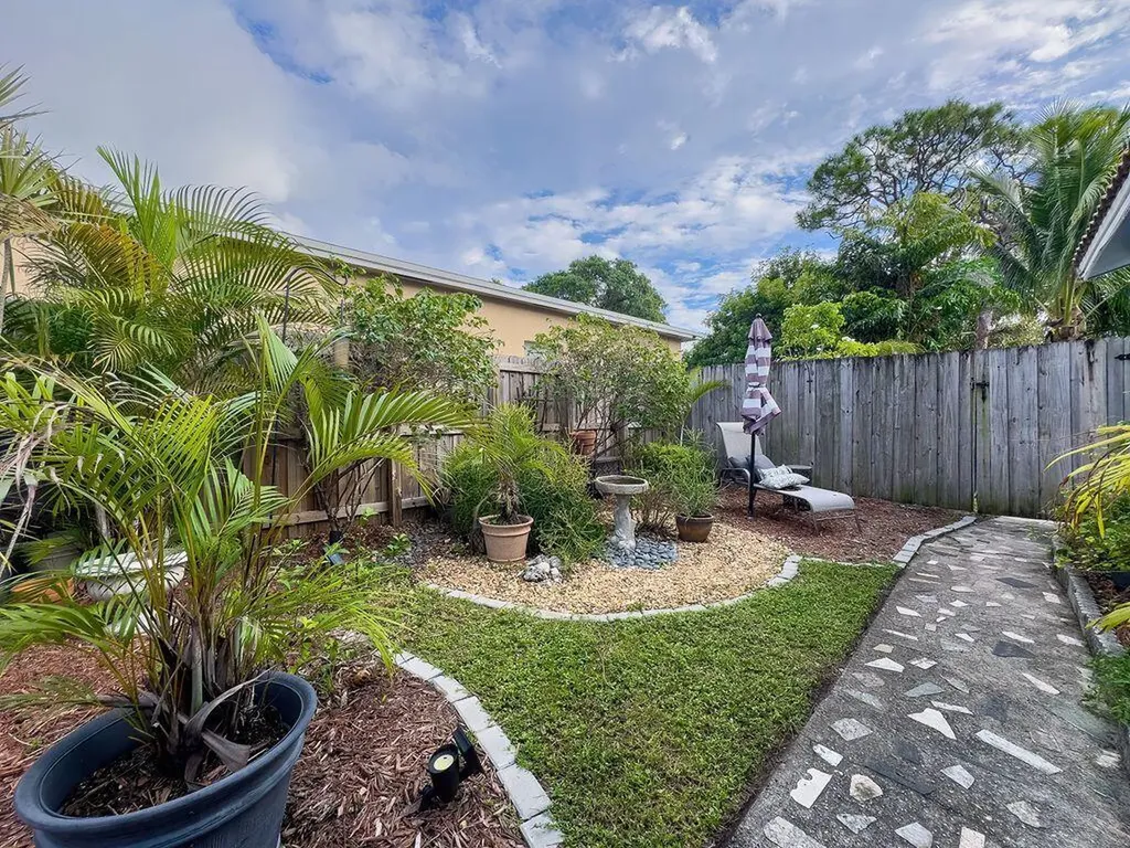 902 NE 34th Street Oakland Park FL 33334