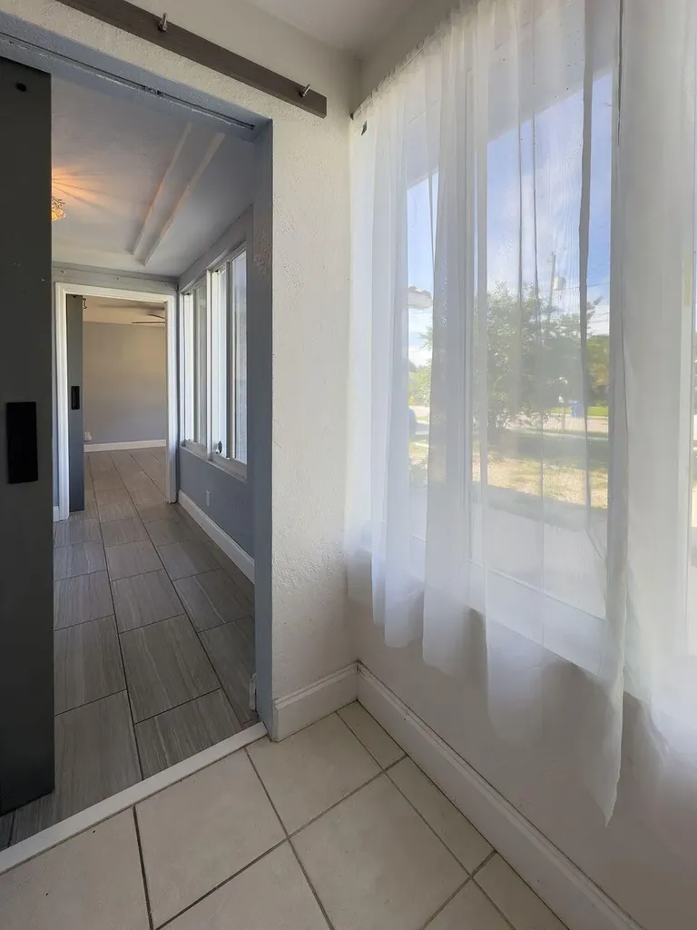 902 NE 34th Street Oakland Park FL 33334