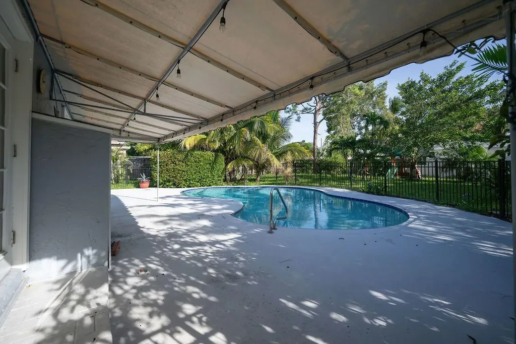 902 NE 34th Street Oakland Park FL 33334